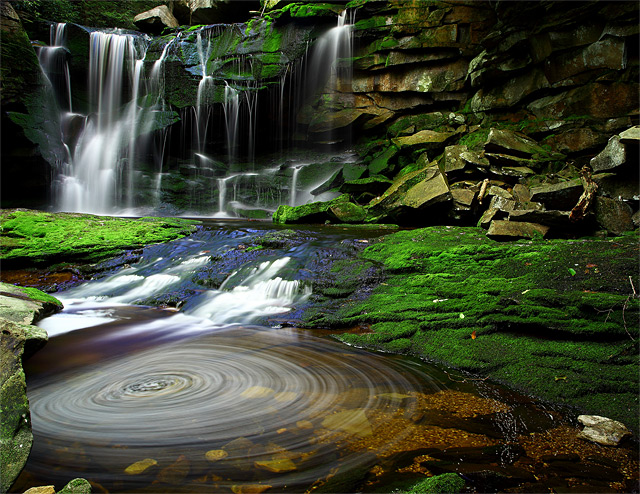 Wasserfall in Schiefer-Schlucht mit Wasserkreisen - Fotograf: Forest Wander